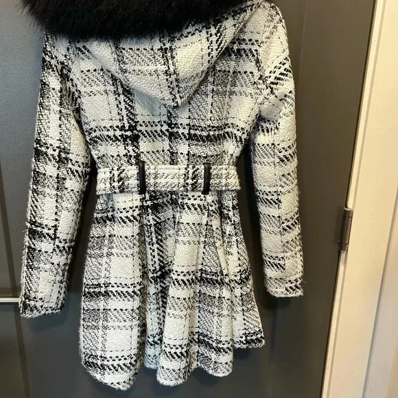 IZ BYER pea coat white and black pleated belted faux fur hood edge check pattern - Picture 2 of 7